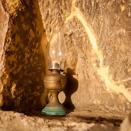 Degli Avi 2, Antico Abitare In Grotta *