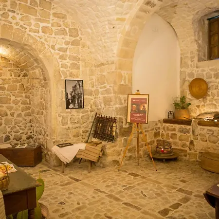 Degli Avi 2, Antico Abitare In Grotta *