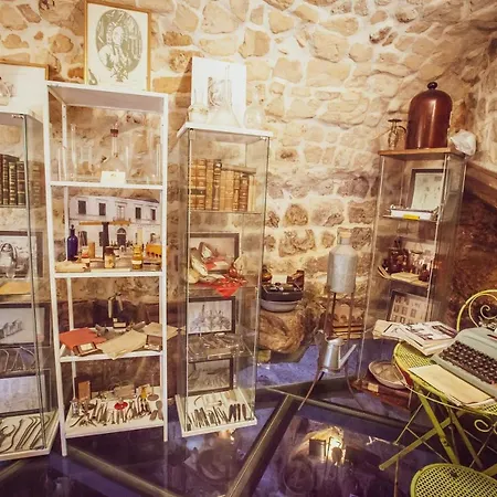 Degli Avi 2, Antico Abitare In Grotta *