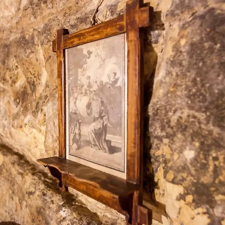 Degli Avi 2, Antico Abitare In Grotta *