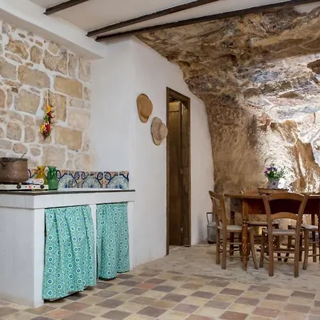Degli Avi 2, Antico Abitare In Grotta *