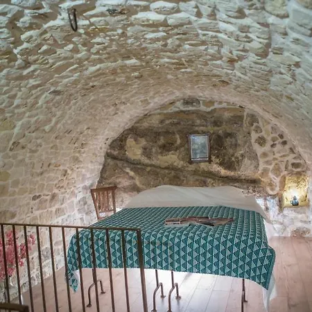 Degli Avi 2, Antico Abitare In Grotta