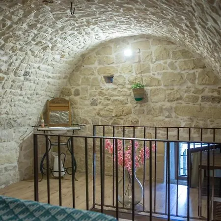 Degli Avi 2, Antico Abitare In Grotta