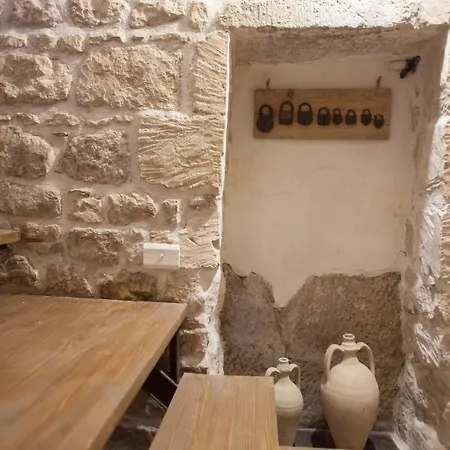 Degli Avi 2, Antico Abitare In Grotta