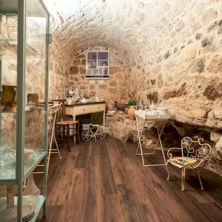 Degli Avi 2, Antico Abitare In Grotta