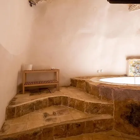 Degli Avi 2, Antico Abitare In Grotta *