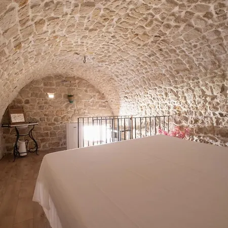 Degli Avi 2, Antico Abitare In Grotta