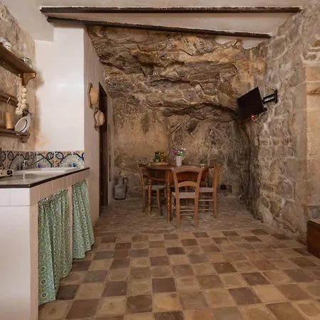 Degli Avi 2, Antico Abitare In Grotta *