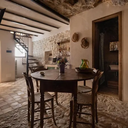 Degli Avi 2, Antico Abitare In Grotta * Modica