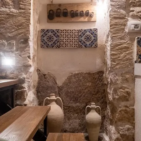 Degli Avi 2, Antico Abitare In Grotta *