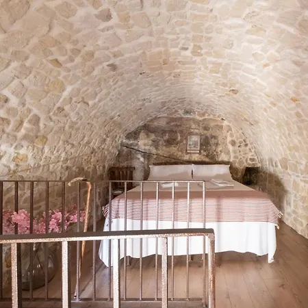 Degli Avi 2, Antico Abitare In Grotta *