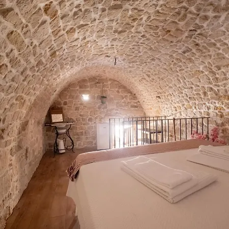 Degli Avi 2, Antico Abitare In Grotta * Modica